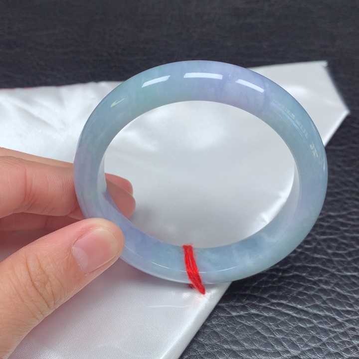 翡翠手镯未镶嵌。