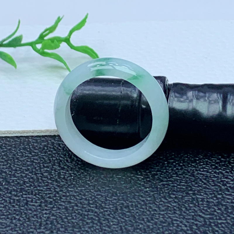 缅甸天然A货翡翠  飘花素面戒指 内径18 mm 编号261