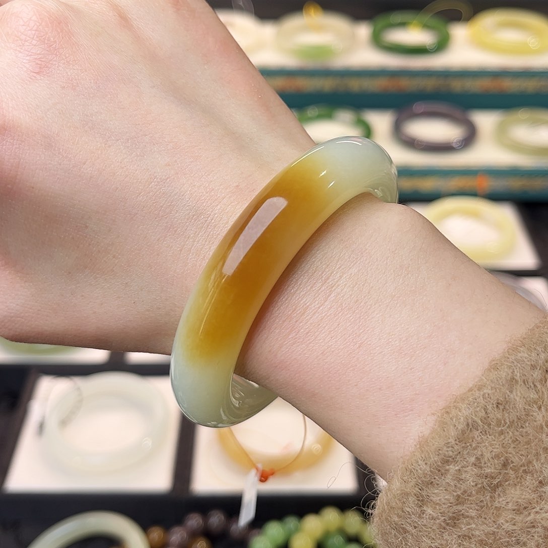 和田玉手镯未镶嵌糖白