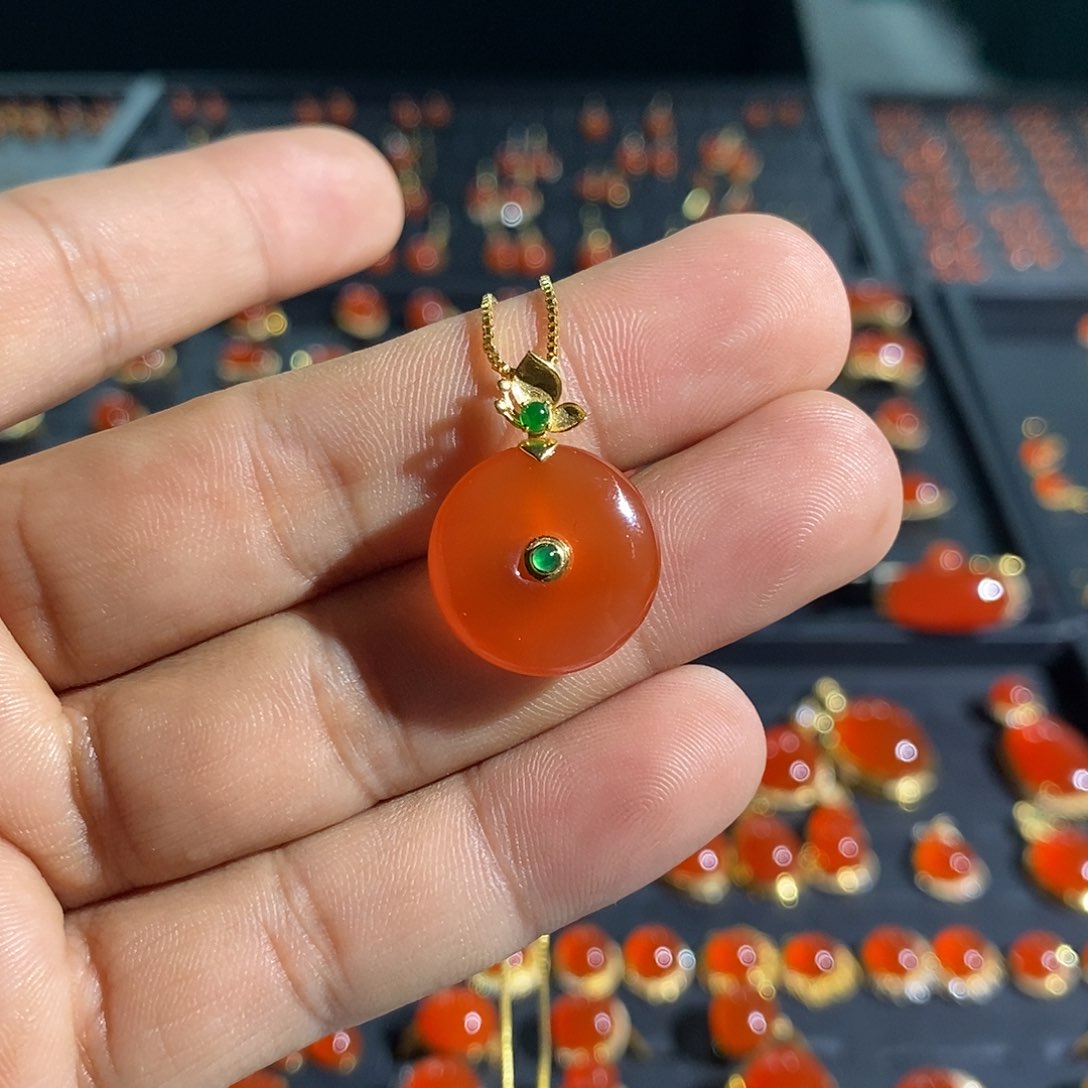 南红玛瑙吊坠(不含链)18K金镶嵌