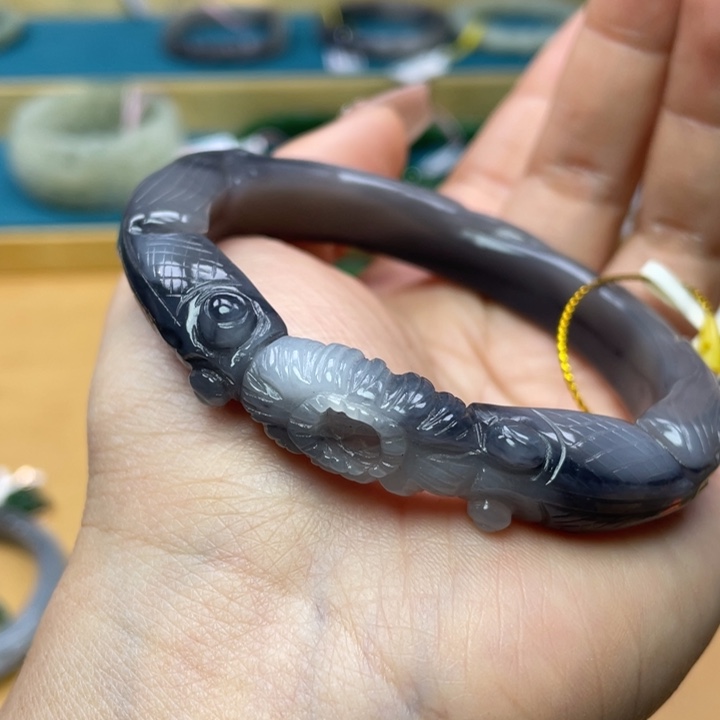 和田玉手镯60圈口。 编号64未镶嵌