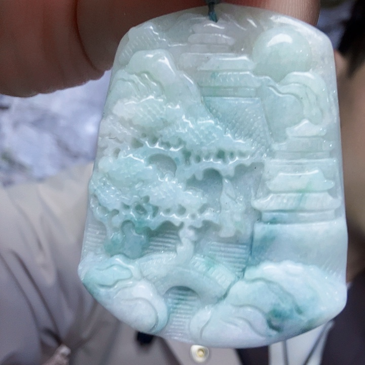 翡翠颈饰未镶嵌云*?