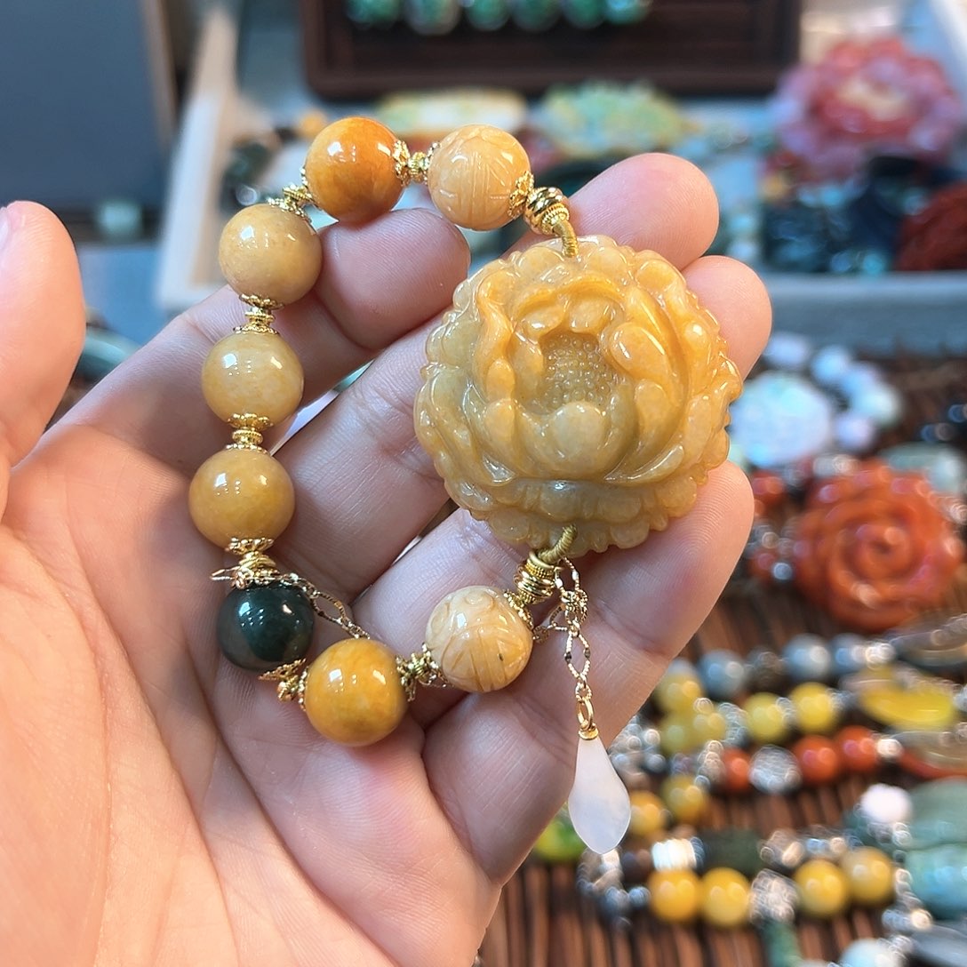 翡翠颈饰未镶嵌璧*