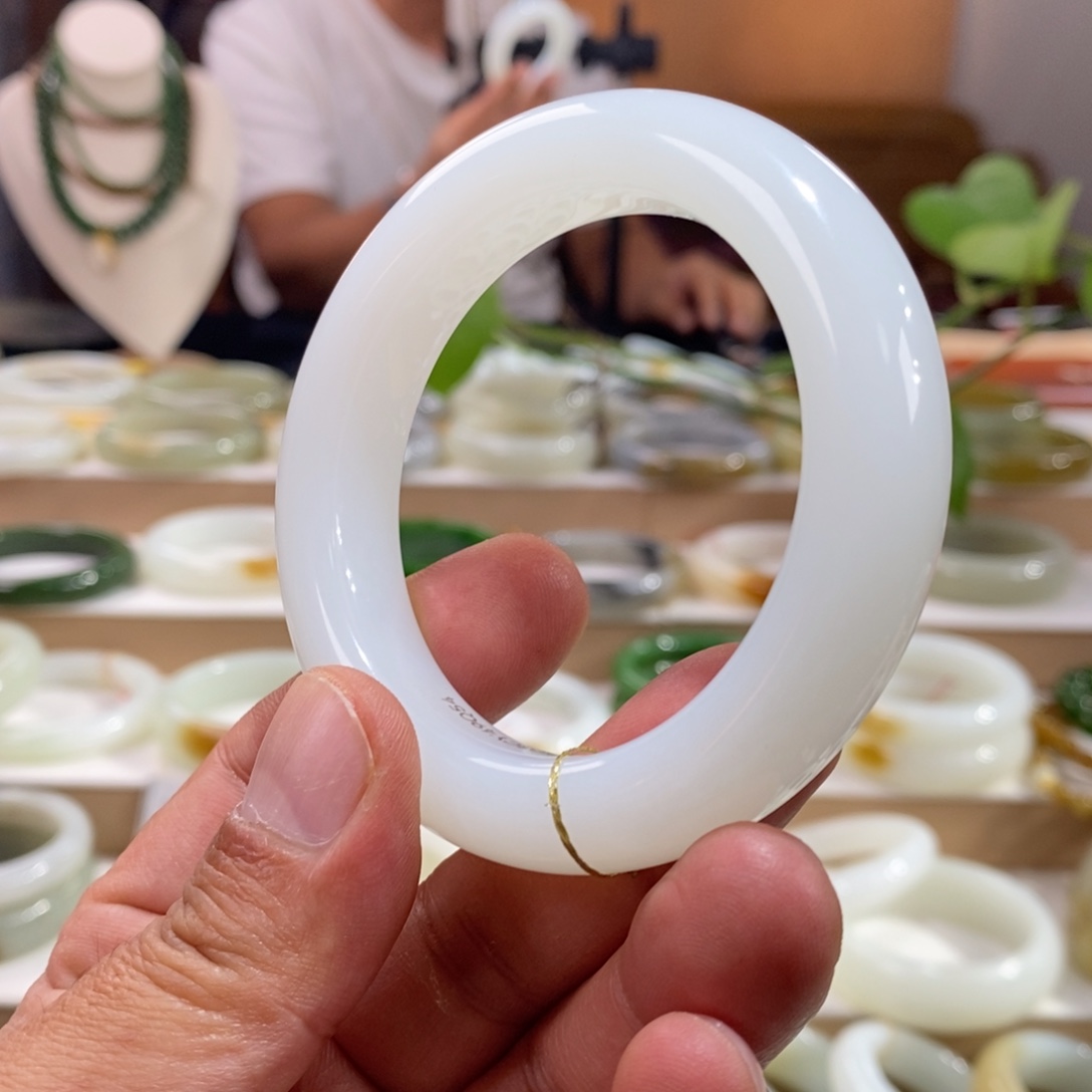 和田玉未镶嵌手镯