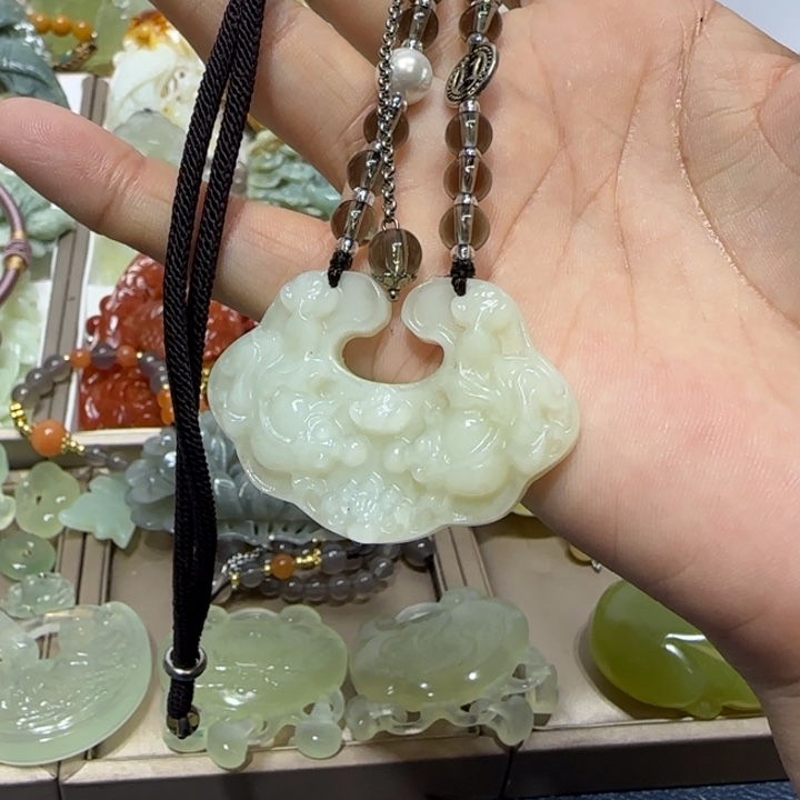 蛇纹石玉吊坠未镶嵌