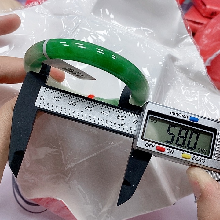 翡翠手镯未镶嵌218。       