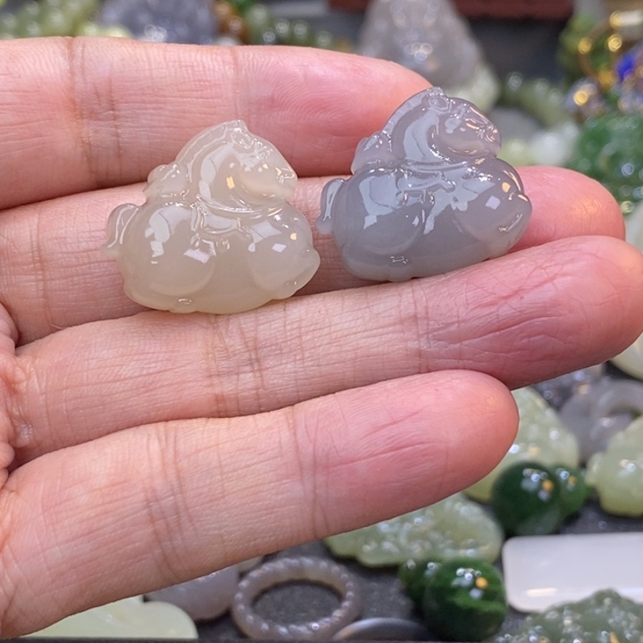 时***。和田玉未镶嵌颈饰