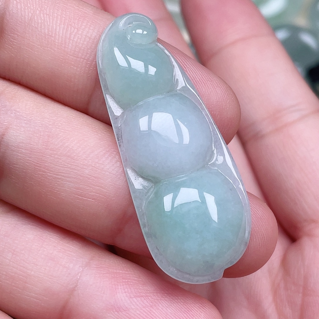 翡翠未镶嵌颈饰豆子