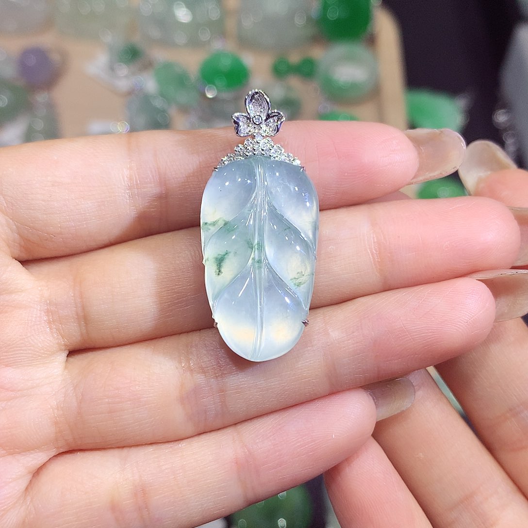 翡翠18K金镶嵌颈饰叶子