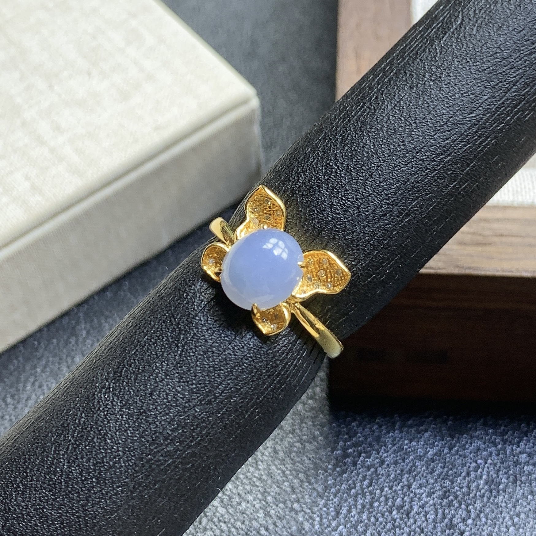 18k缅甸天然翡翠A货紫罗兰圆蛋面蝴蝶镶戒指11.9SR