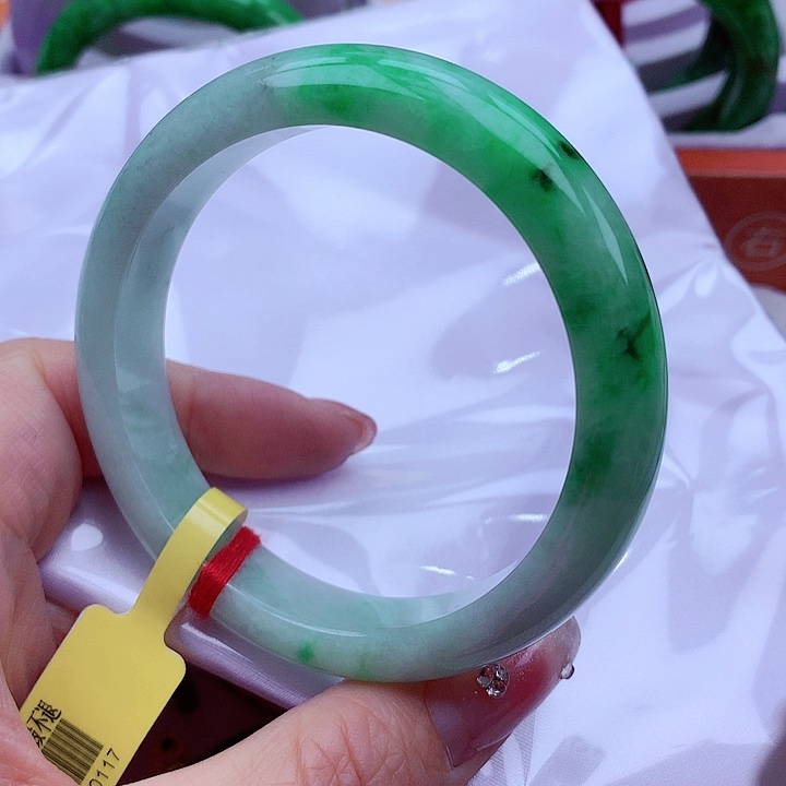 翡翠手镯未镶嵌翡翠