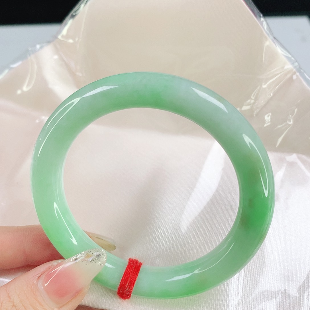 翡翠手镯未镶嵌54圈口