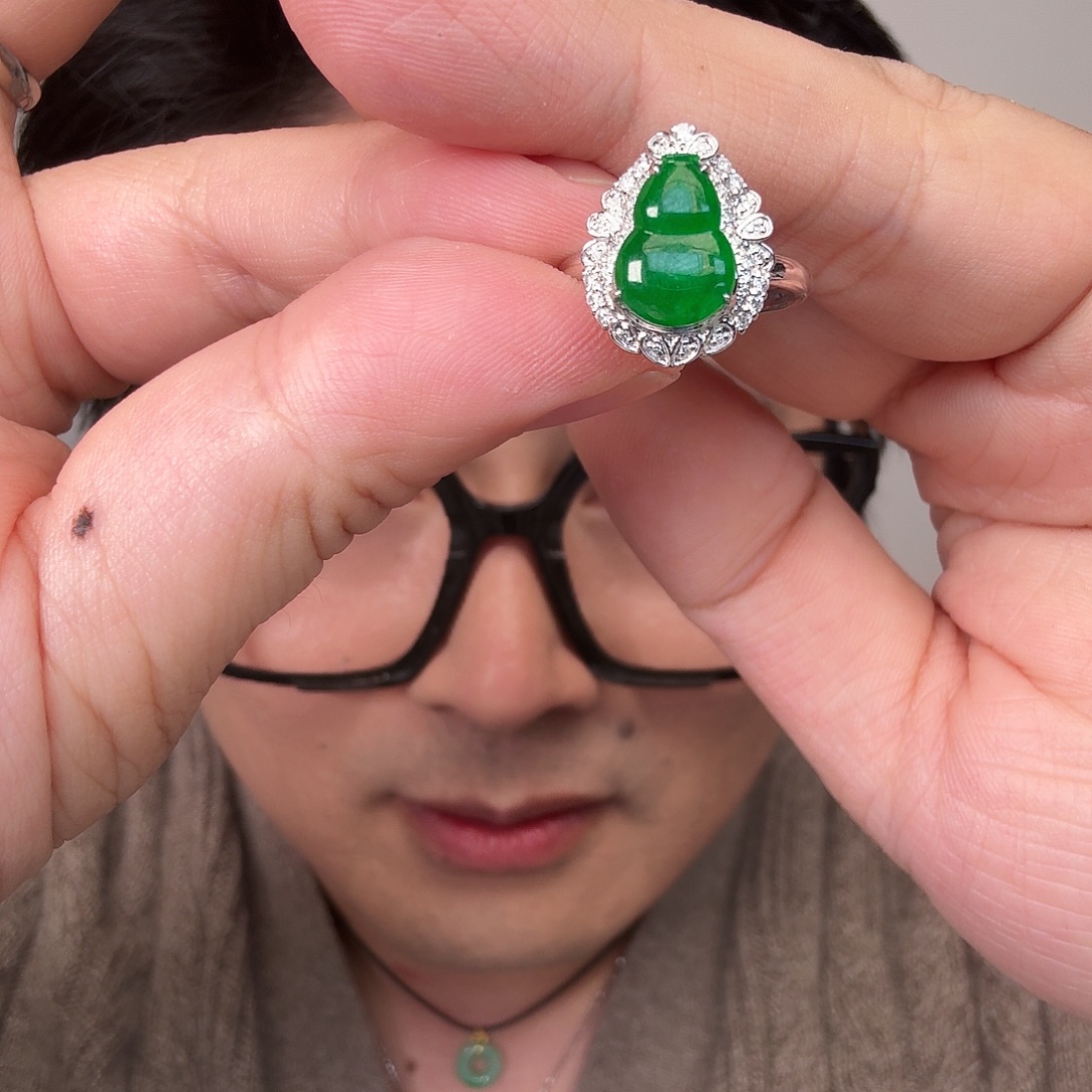 漂***）翡翠18K金镶嵌颈饰一件