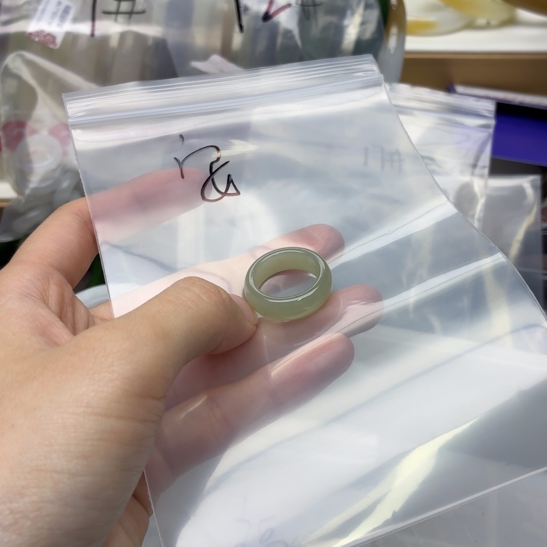 ****˚和田玉未镶嵌手镯