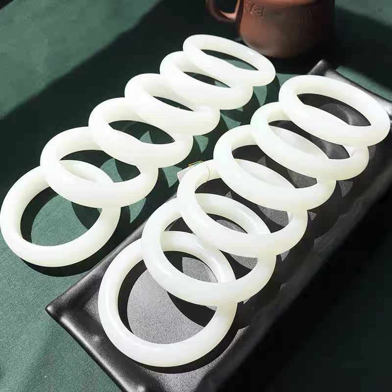 新疆老熟油糕轮胎羊脂白玉手镯多样性发其一