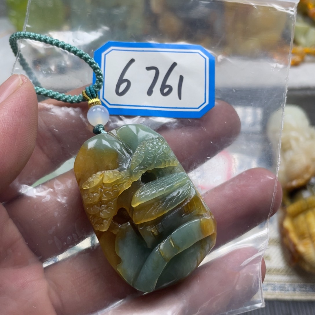 蛇纹石玉颈饰未镶嵌吊坠