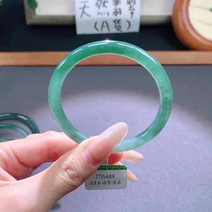 翡翠手镯未镶嵌天然翡翠手镯