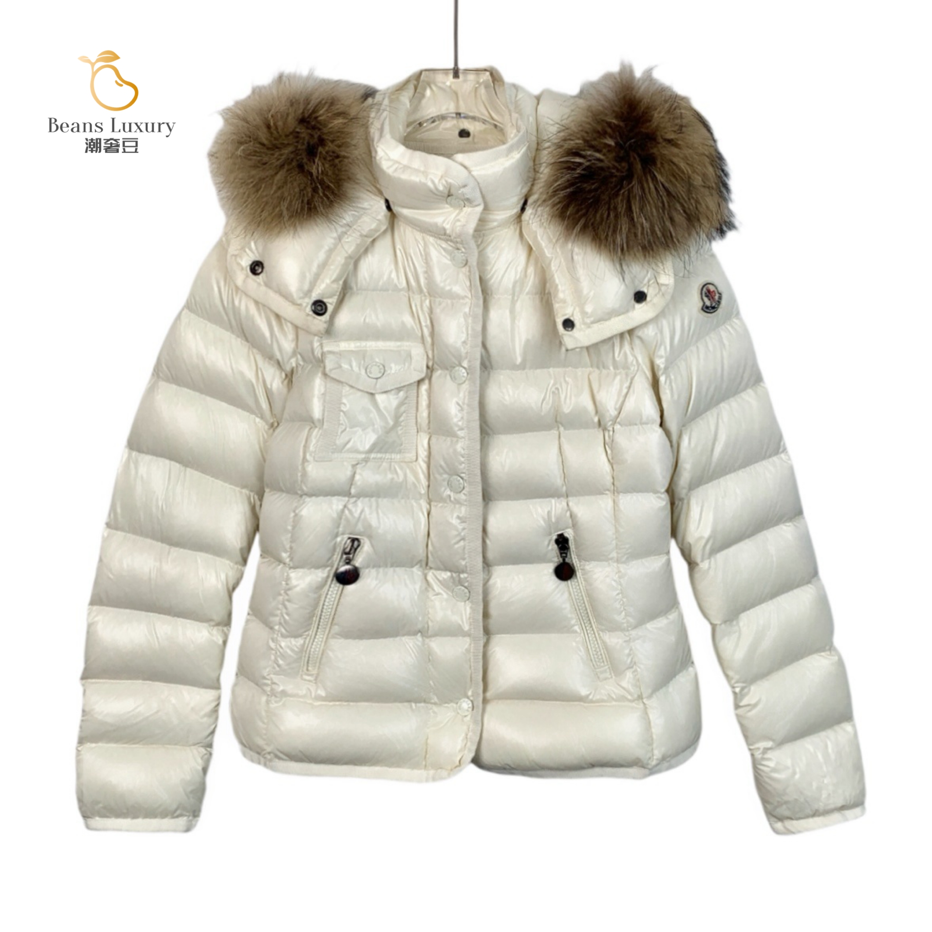 99新 MONCLER 潮奢豆 严选/米白色徽标贴饰连帽毛领羽绒服/J13724