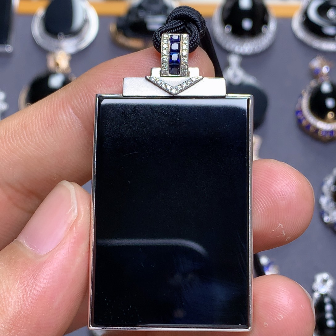 颈饰18K金镶嵌翡翠墨翠无事牌