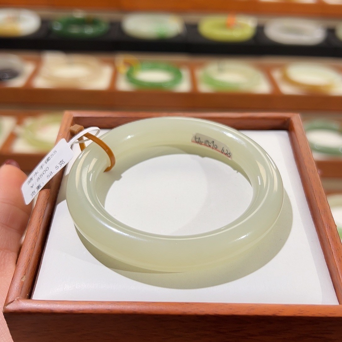 和田玉手镯未镶嵌慢*