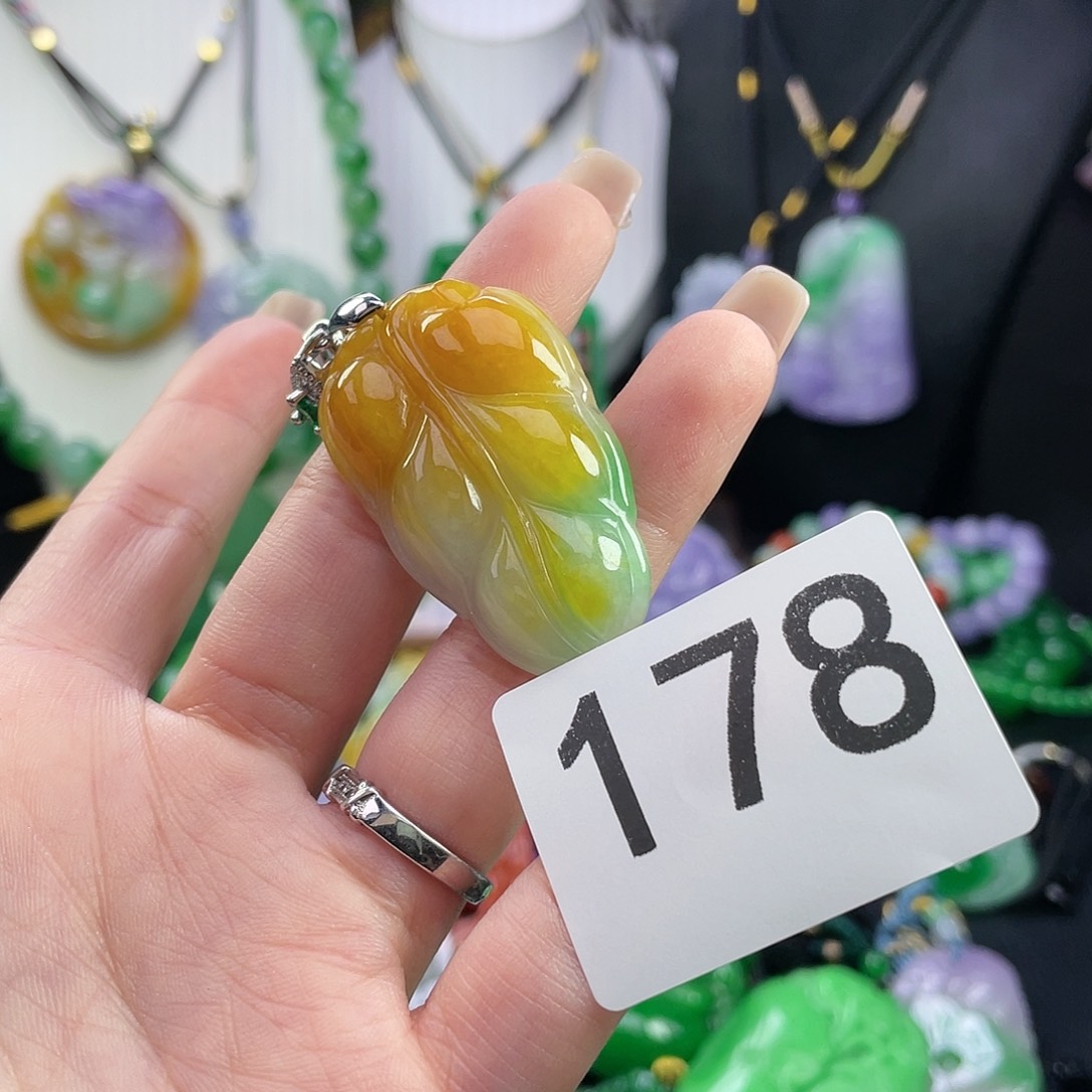 翡翠未镶嵌吊坠(赠链)