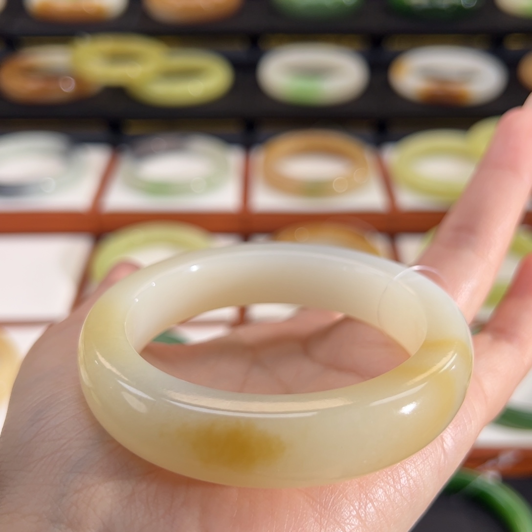 和田玉（墨玉）未镶嵌手镯梨花糖