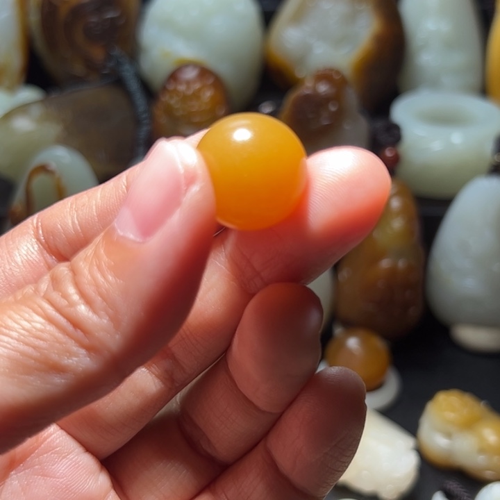 莫***问和田玉未镶嵌颈饰