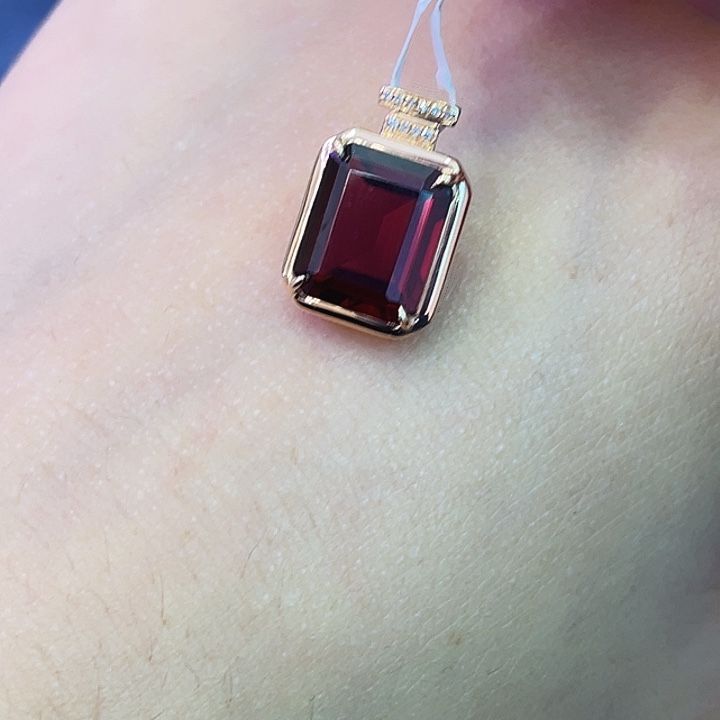 石榴石18K金镶嵌颈饰6克拉