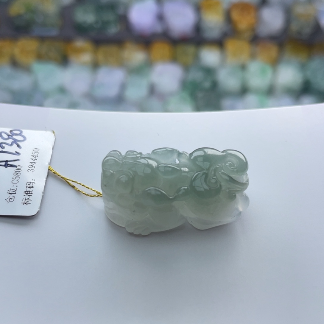 翡翠未镶嵌颈饰貔貅