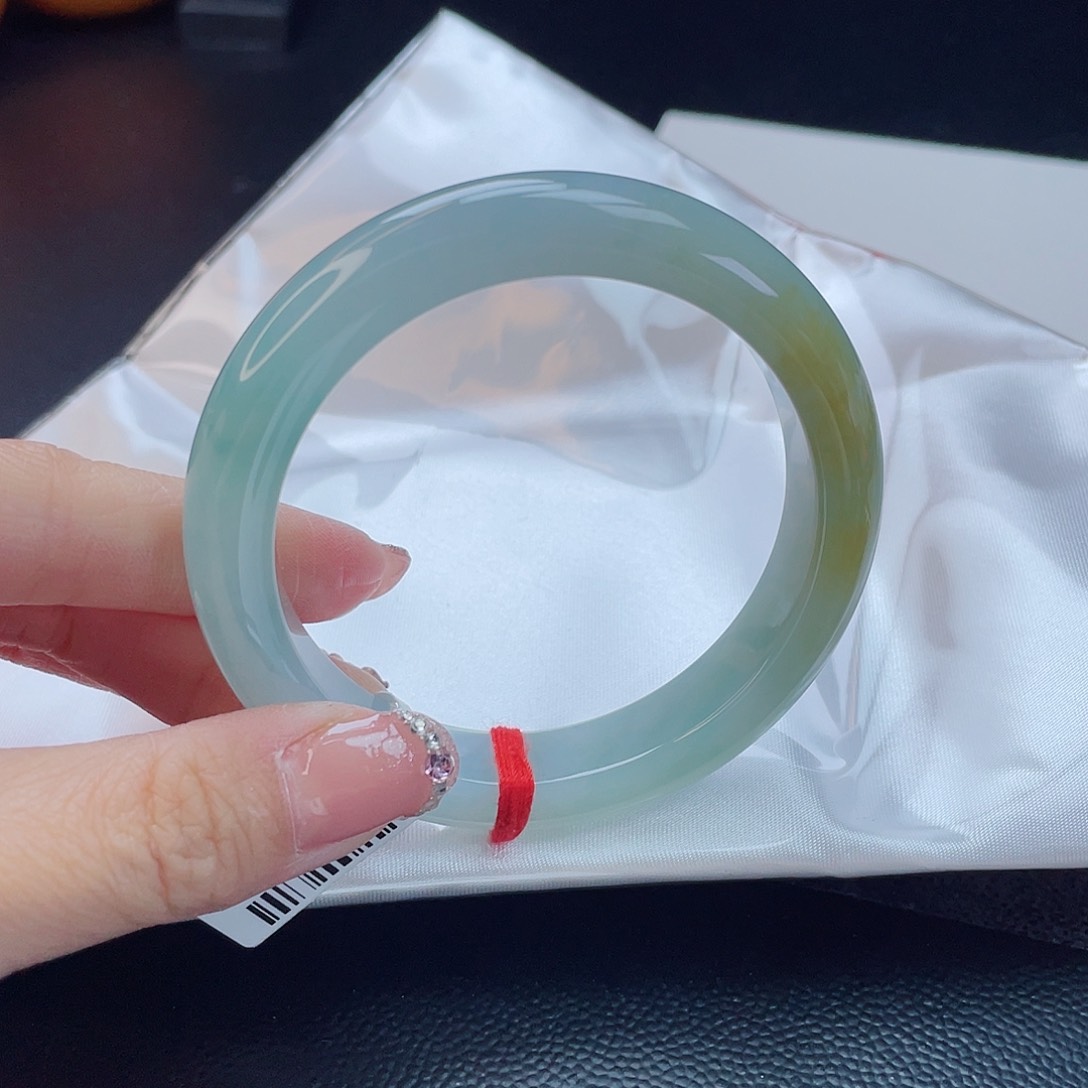 翡翠手镯未镶嵌翡翠