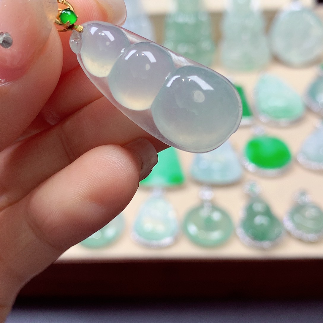 翡翠颈饰18K金镶嵌翡翠