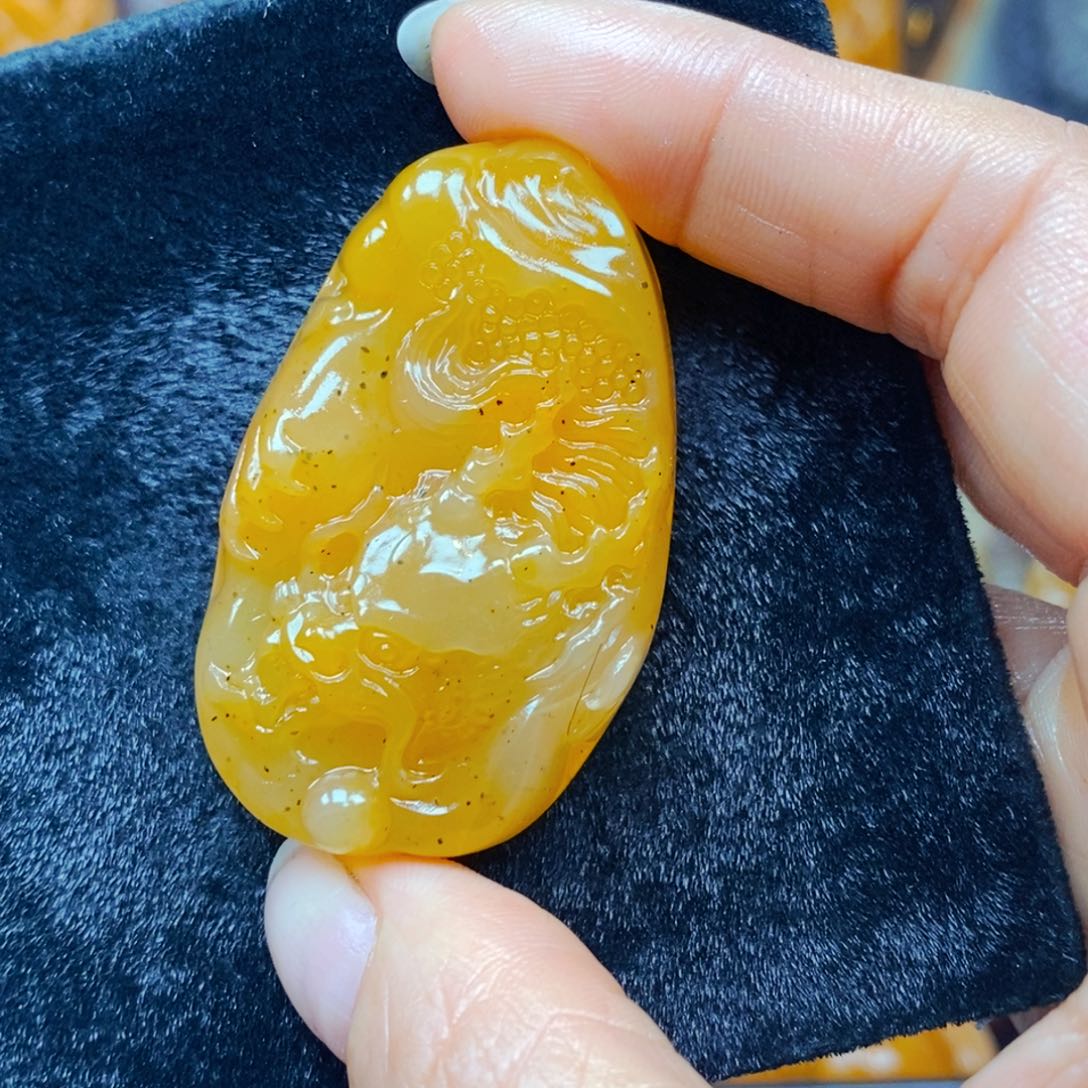 未镶嵌石英质玉（黄龙玉）颈饰