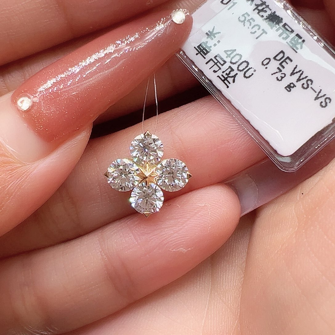 实验室培育钻石吊坠18K金镶嵌1.55ct K黄花瓣吊坠