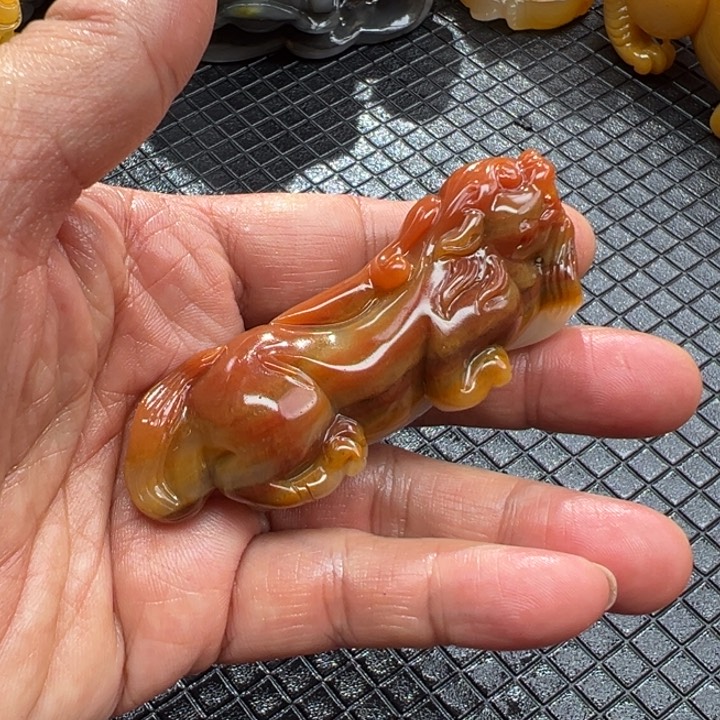 石英质玉（黄龙玉）颈饰合金