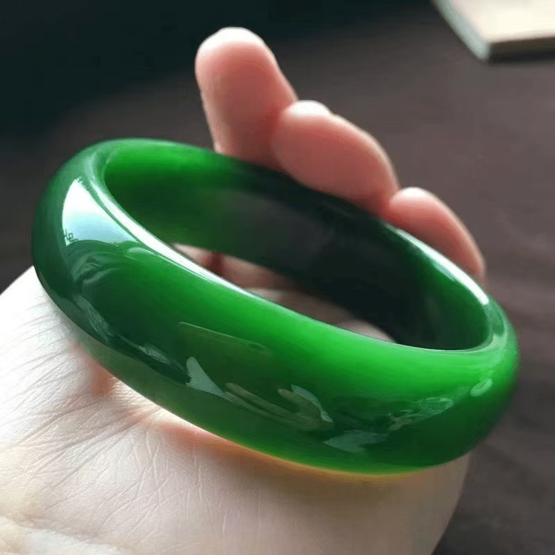 精品和田玉手镯一条