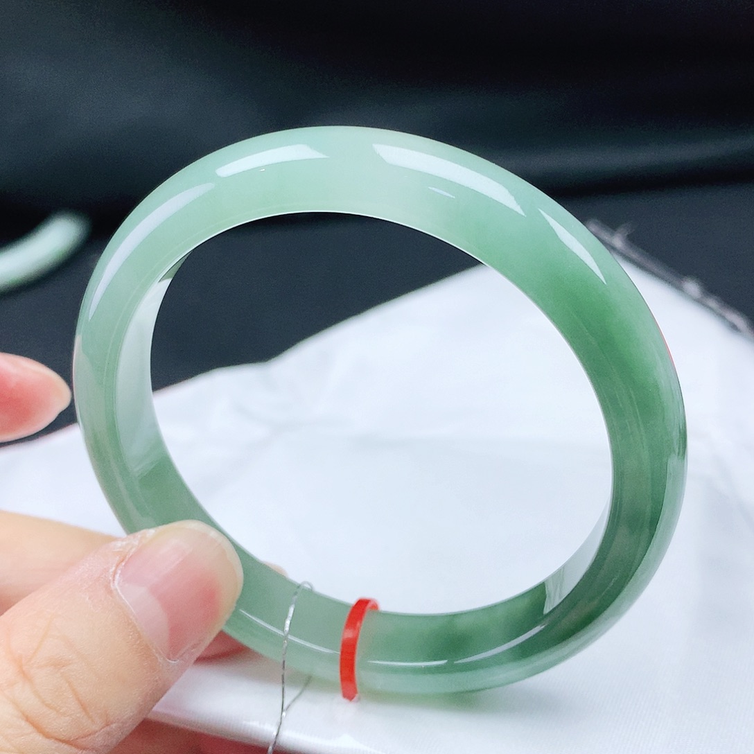 翡翠手镯未镶嵌54圈