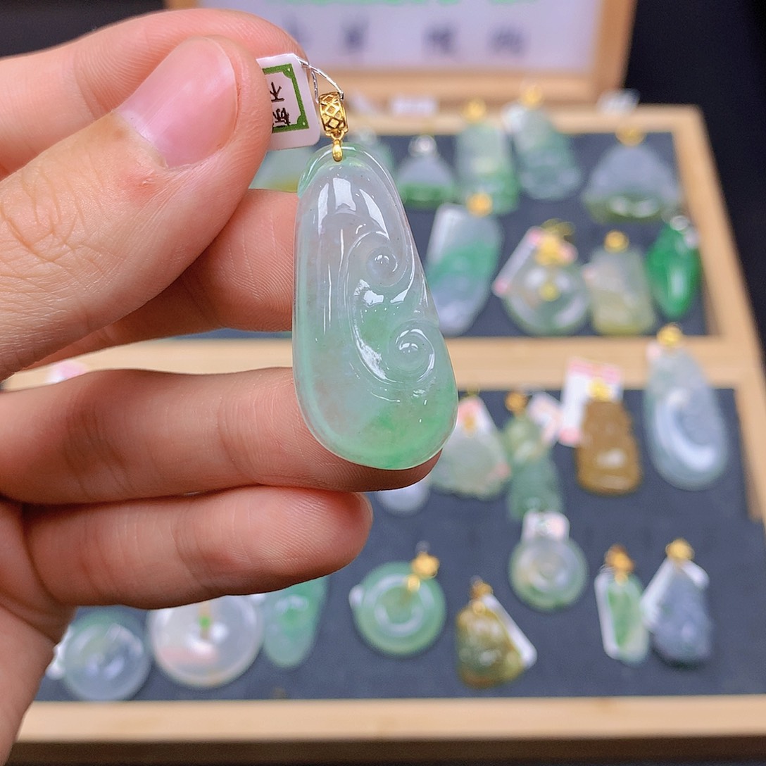 翡翠18K金镶嵌颈饰翡翠