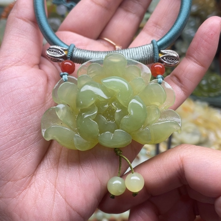 蛇纹石玉吊坠合金