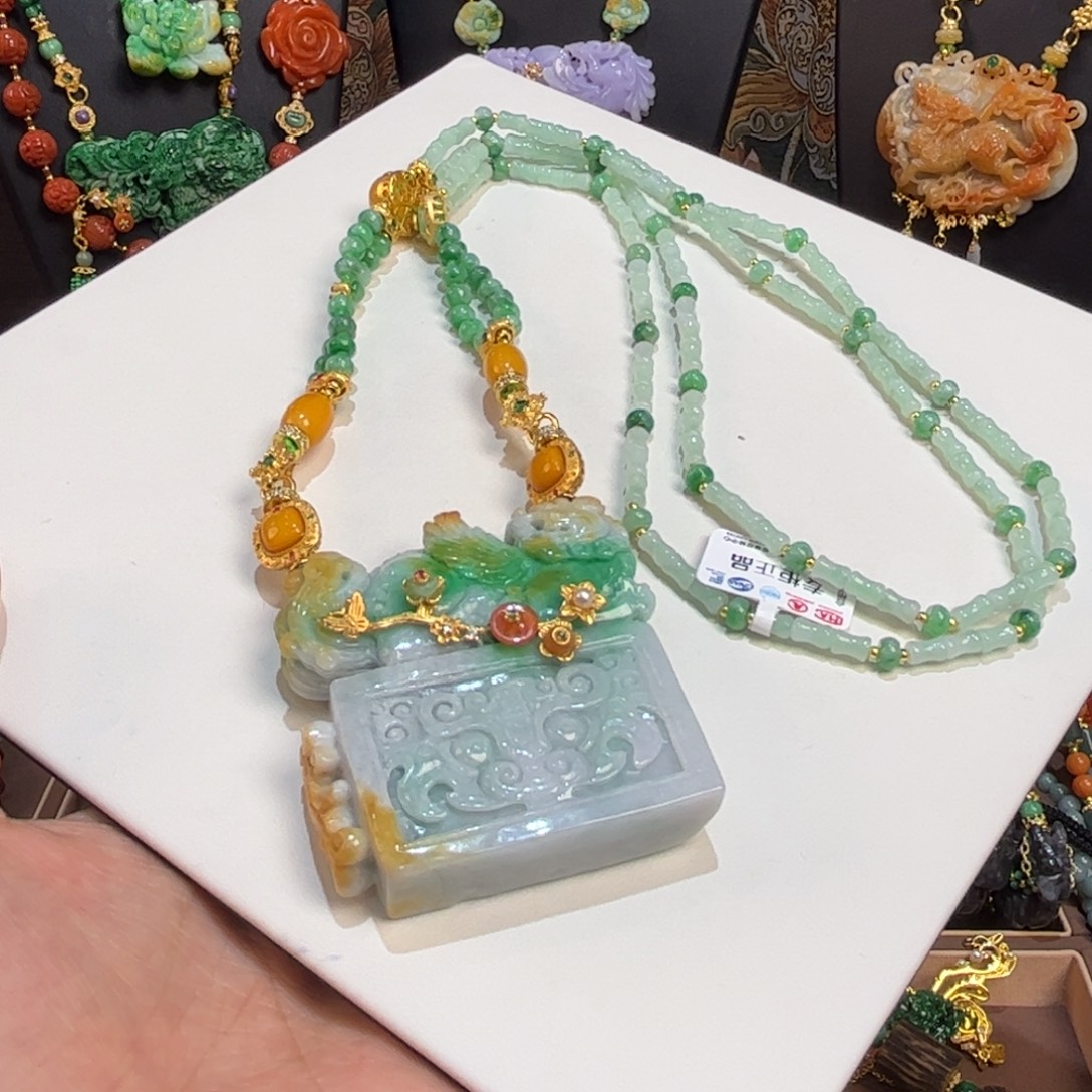 翡翠未镶嵌颈饰麒麟回首