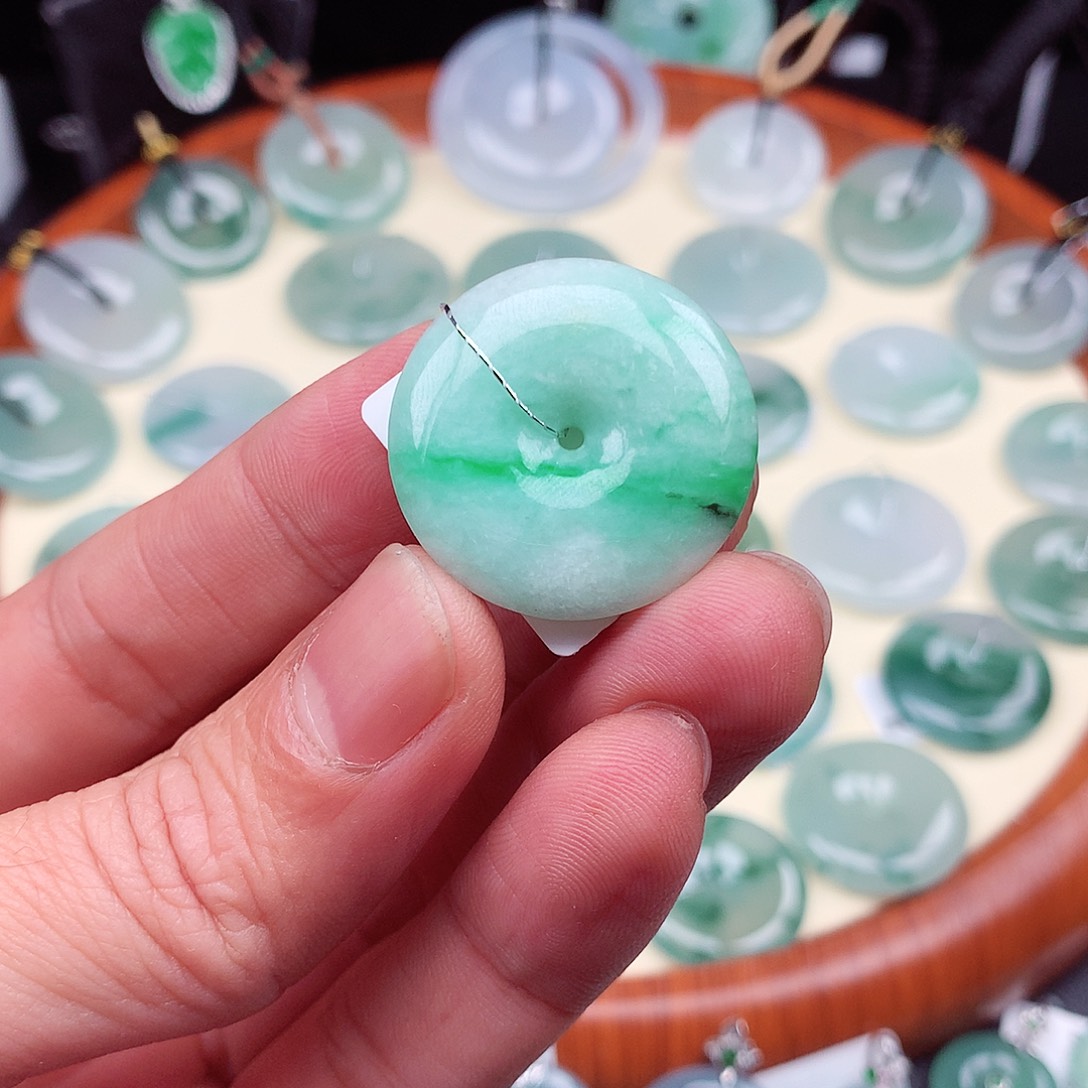 翡翠颈饰未镶嵌平安扣