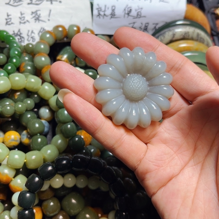 蛇纹石玉颈饰合金