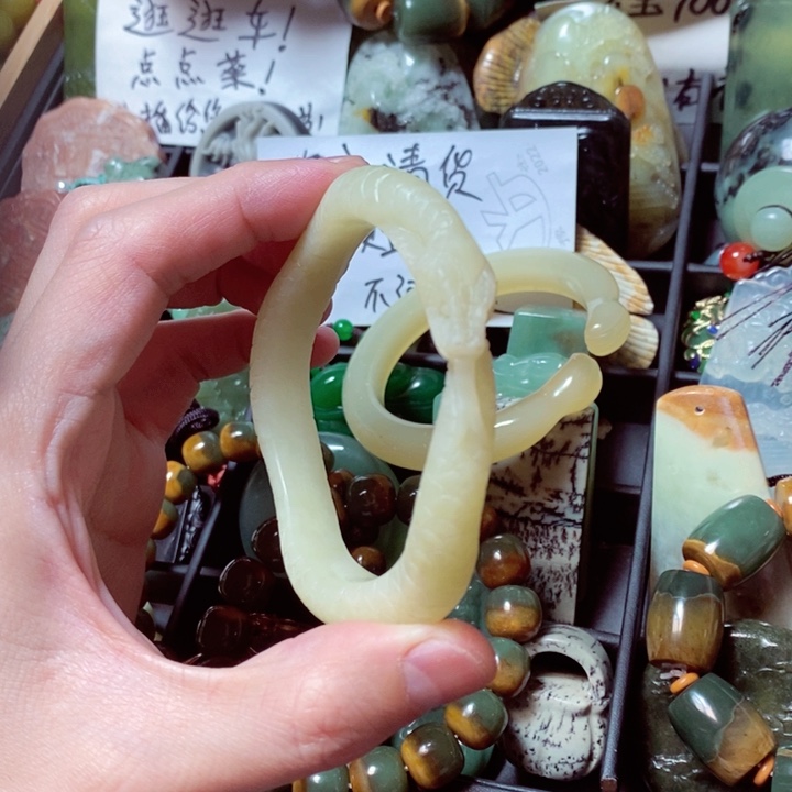 蛇纹石玉颈饰未镶嵌