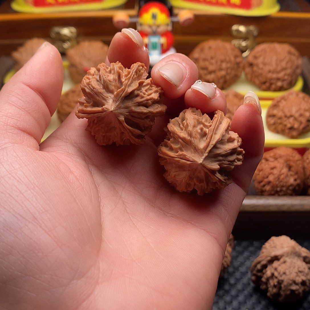 桃核把件33三棱手捻。    