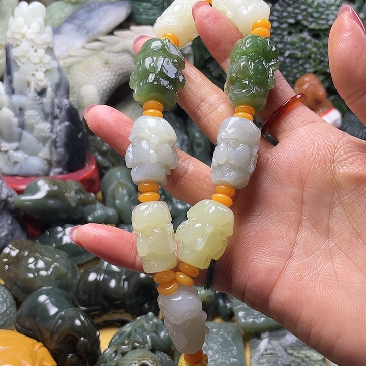 毛***仰和田玉未镶嵌颈饰