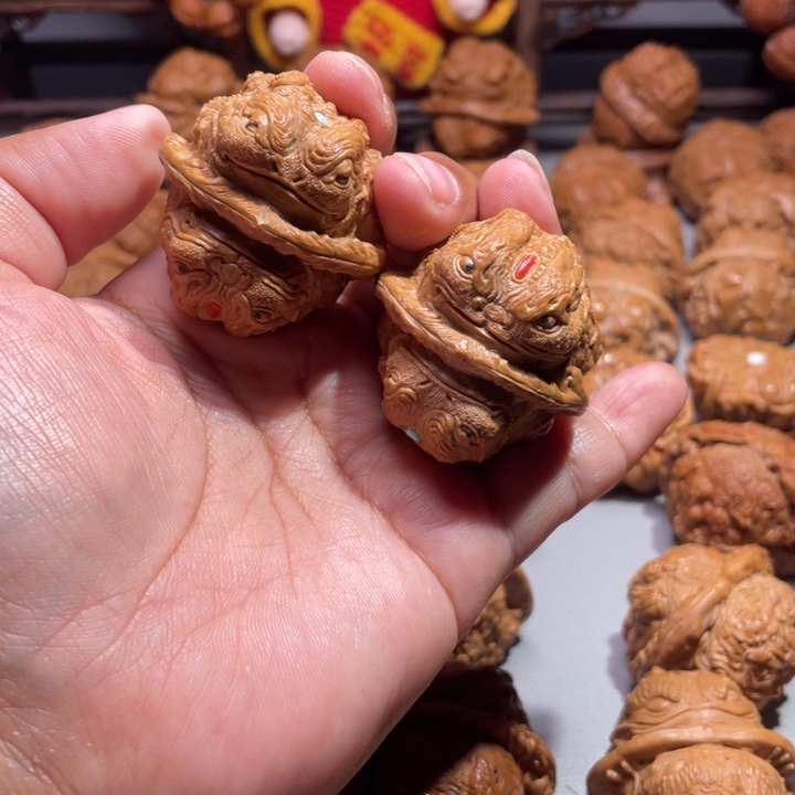 高**事蛤蟆头雕刻的金蟾