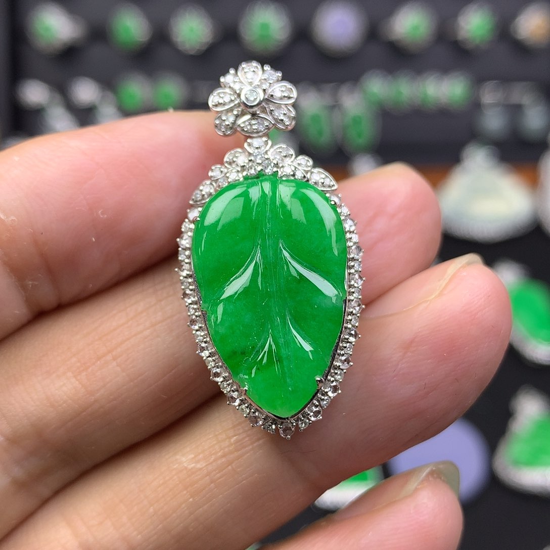 翡翠颈饰18K金镶嵌吊坠