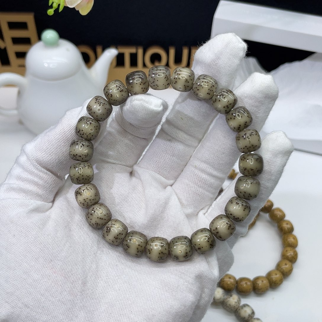 星月菩提吊坠18。10/9绿冰通体留白针眼星