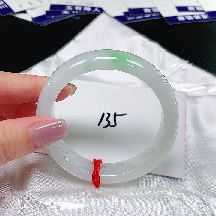 翡翠手镯未镶嵌翡翠手镯未镶嵌