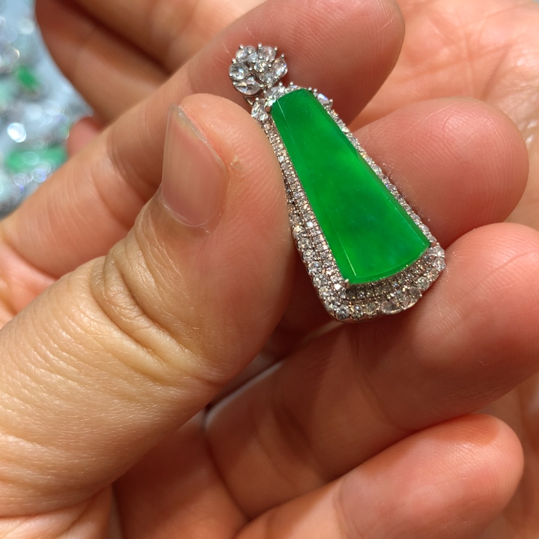 翡翠18K金镶嵌颈饰吊坠