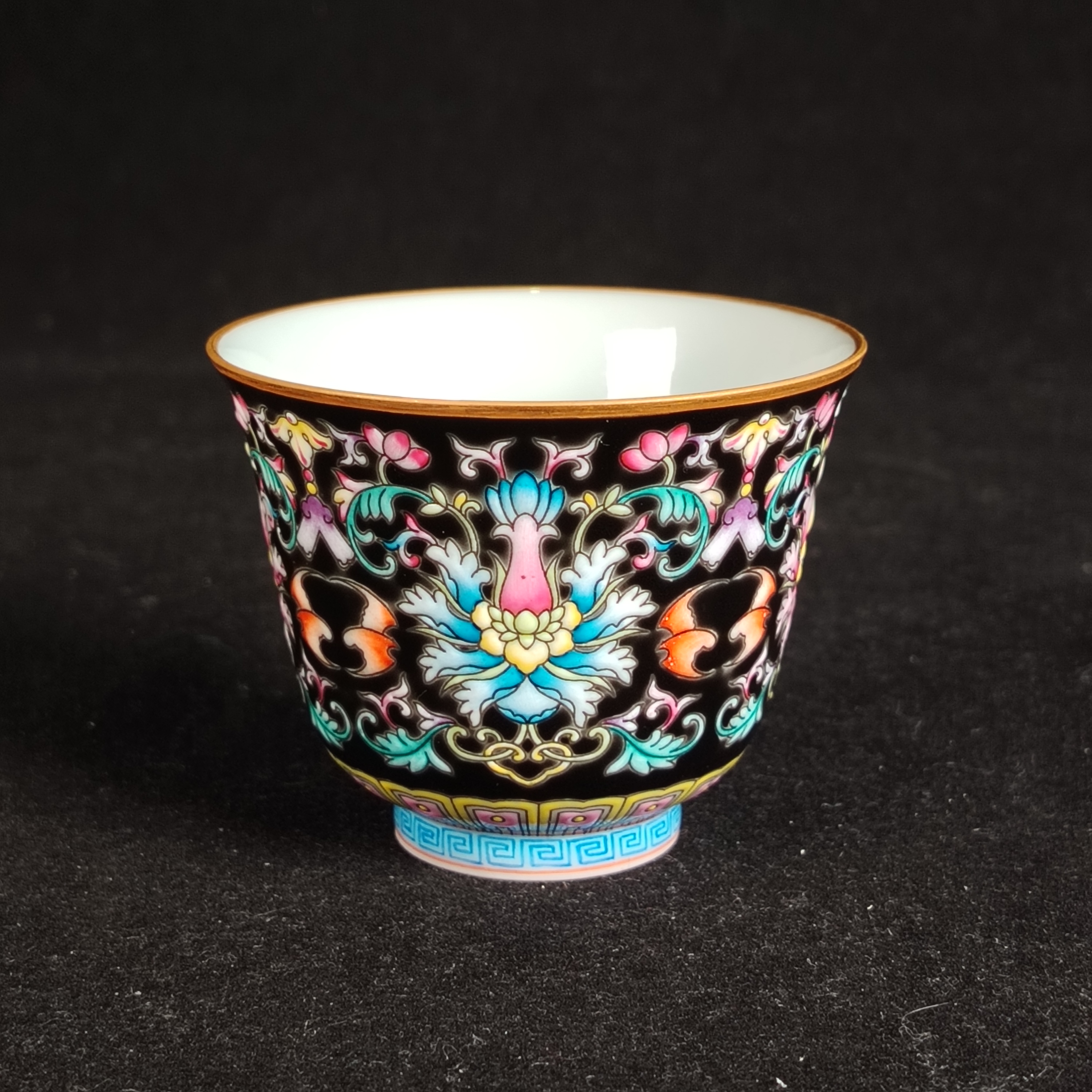 F墨地粉彩缠枝西番莲纹杯